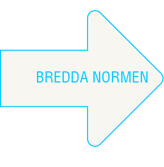 En grupp människor på rad, bakom dessa en pil som pekar åt höger med texten 'Bredda normen'. Illustration